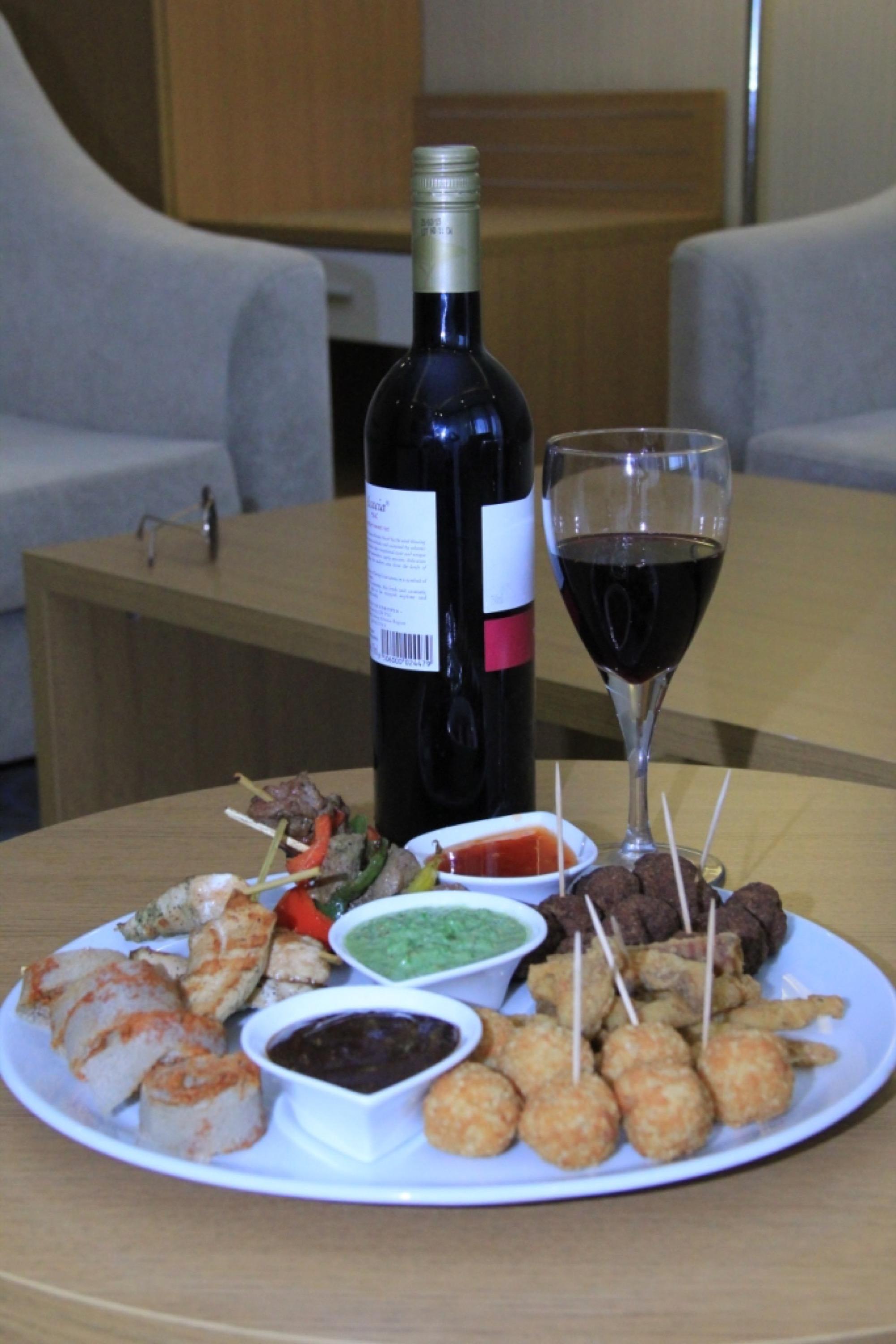 Momona Hotel Адис Абеба Екстериор снимка
